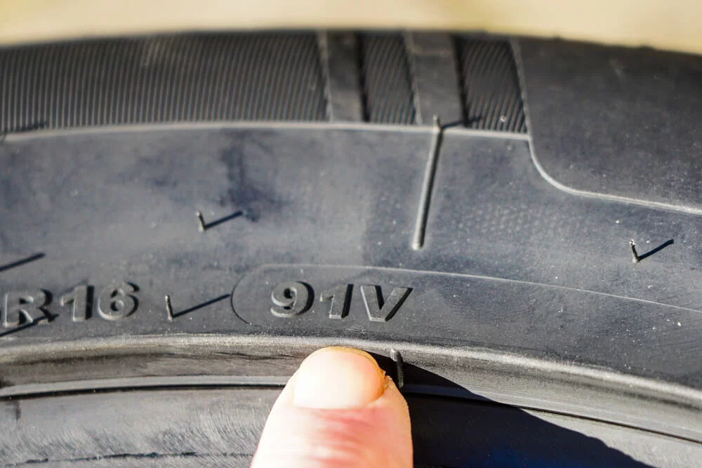 Tout savoir sur l’indice de vitesse et de charge des pneus d’hiver