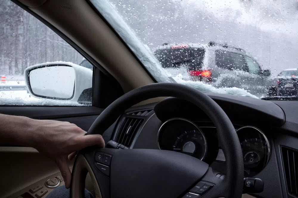 Comment conduire sur la neige en hiver et bien équiper son véhicule ?